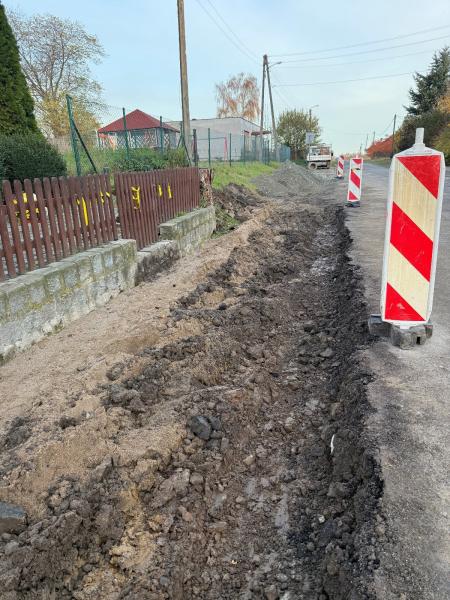 W Tomicach trwa budowa chodnika w ciągu drogi powiatowej