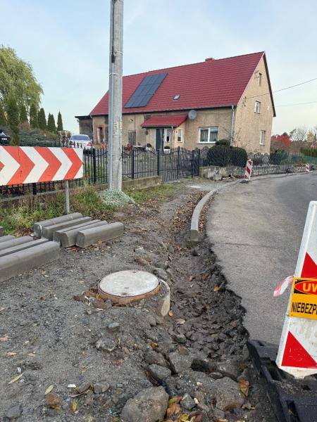 W Tomicach trwa budowa chodnika w ciągu drogi powiatowej