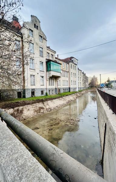 Oczyszczają rzekę i zabezpieczają mur oporowy