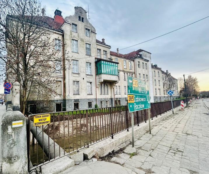 Oczyszczają rzekę i zabezpieczają mur oporowy