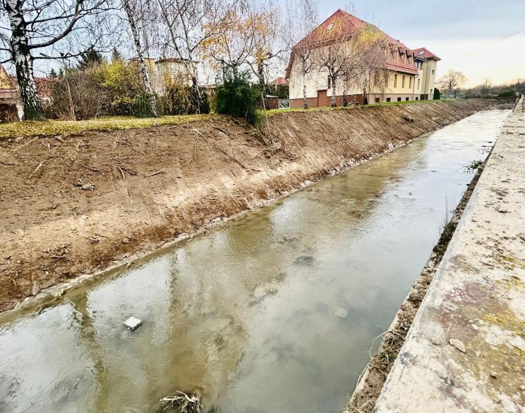 Oczyszczają rzekę i zabezpieczają mur oporowy