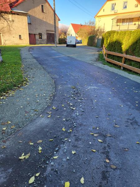 Droga gminna przy kościele w Budzowie po modernizacji