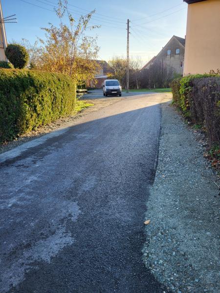 Droga gminna przy kościele w Budzowie po modernizacji