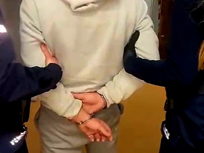 Niebezpieczna jazda 21-latka po Ząbkowicach Śląskich. Uderzył w sygnalizator i inne auto. Posiadał narkotyki