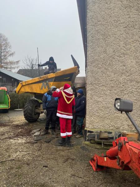 Mikołajowa delegacja z wizytą u najmłodszych mieszkańców gminy