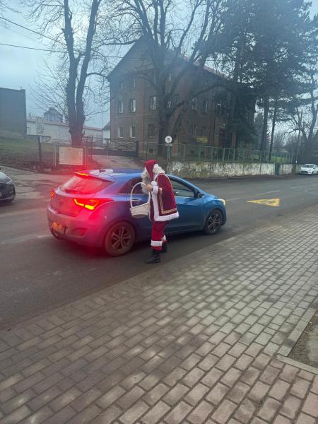 Mikołajowa delegacja z wizytą u najmłodszych mieszkańców gminy