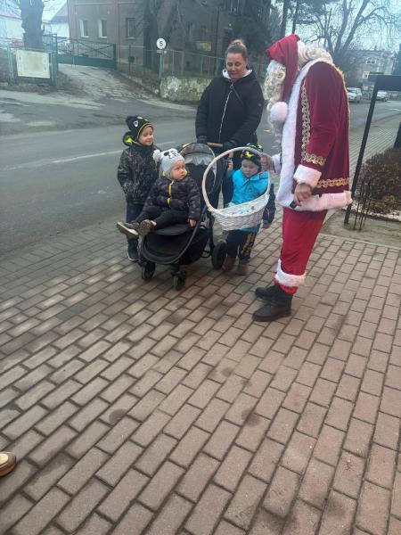 Mikołajowa delegacja z wizytą u najmłodszych mieszkańców gminy