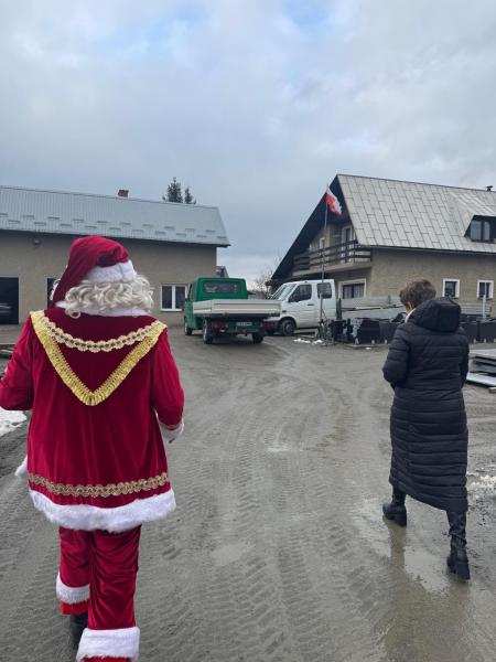 Mikołajowa delegacja z wizytą u najmłodszych mieszkańców gminy