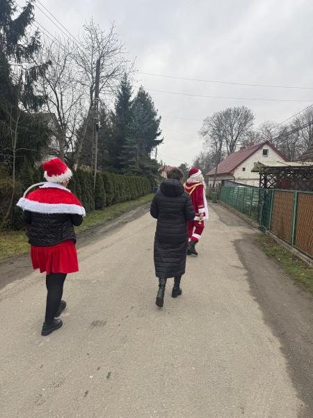 Mikołajowa delegacja z wizytą u najmłodszych mieszkańców gminy