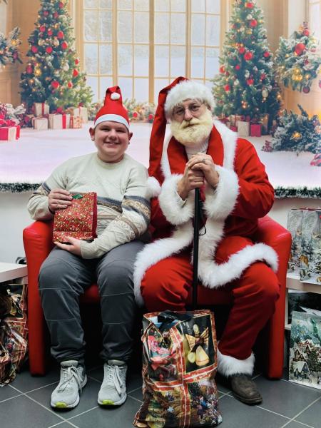 Święty Mikołaj odwiedził uczestników zajęć terapeutycznych Poradni Empiria w Ziębicach