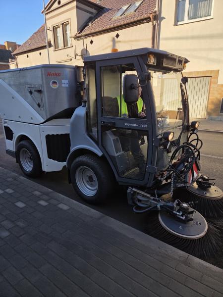 Nowa, wielozadaniowa maszyna na wyposażeniu ziębickiego Zakładu Usług Komunalnych