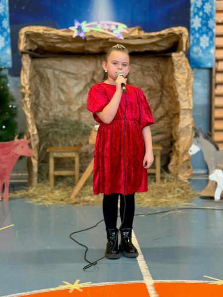 Jasełka w wykonaniu uczniów Szkoły Podstawowej w Henrykowie – pełne radości i z mądrym przesłaniem