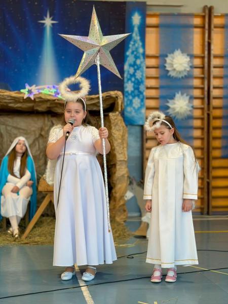 Jasełka w wykonaniu uczniów Szkoły Podstawowej w Henrykowie – pełne radości i z mądrym przesłaniem