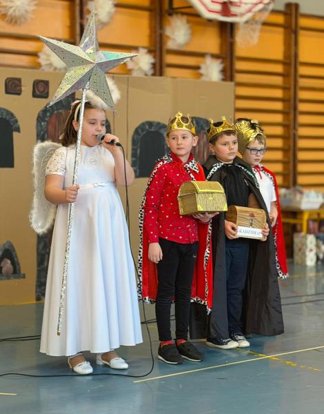 Jasełka w wykonaniu uczniów Szkoły Podstawowej w Henrykowie – pełne radości i z mądrym przesłaniem