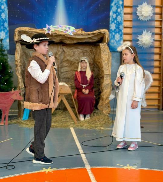 Jasełka w wykonaniu uczniów Szkoły Podstawowej w Henrykowie – pełne radości i z mądrym przesłaniem