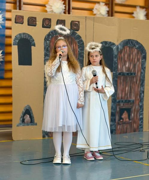 Jasełka w wykonaniu uczniów Szkoły Podstawowej w Henrykowie – pełne radości i z mądrym przesłaniem