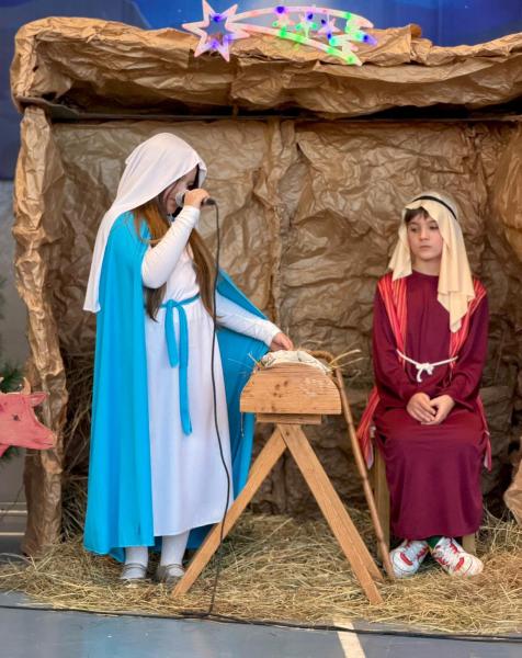 Jasełka w wykonaniu uczniów Szkoły Podstawowej w Henrykowie – pełne radości i z mądrym przesłaniem