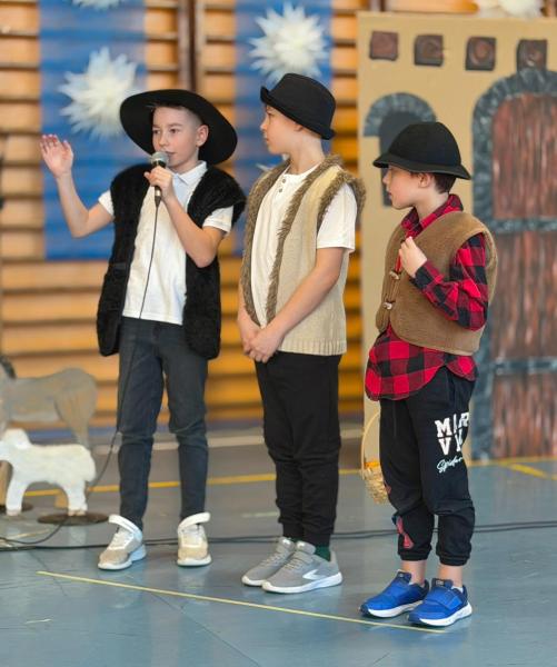 Jasełka w wykonaniu uczniów Szkoły Podstawowej w Henrykowie – pełne radości i z mądrym przesłaniem