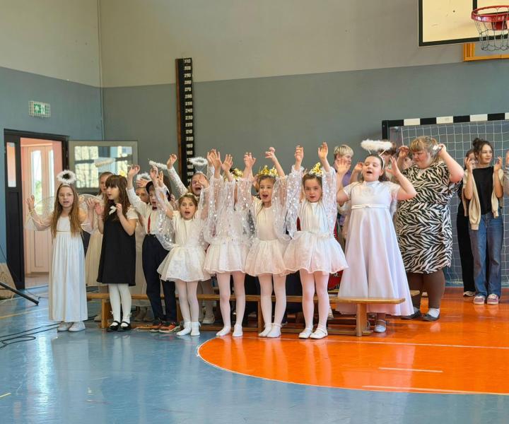 Jasełka w wykonaniu uczniów Szkoły Podstawowej w Henrykowie – pełne radości i z mądrym przesłaniem