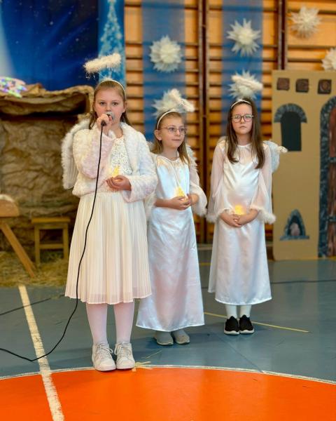Jasełka w wykonaniu uczniów Szkoły Podstawowej w Henrykowie – pełne radości i z mądrym przesłaniem