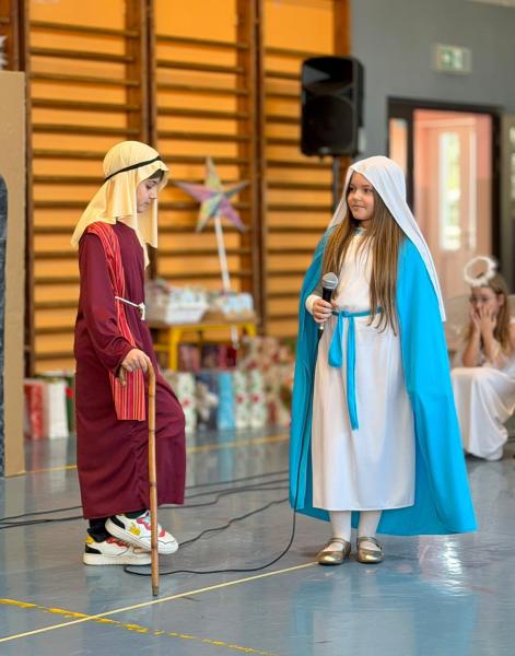 Jasełka w wykonaniu uczniów Szkoły Podstawowej w Henrykowie – pełne radości i z mądrym przesłaniem