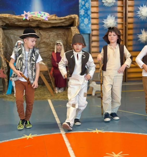 Jasełka w wykonaniu uczniów Szkoły Podstawowej w Henrykowie – pełne radości i z mądrym przesłaniem