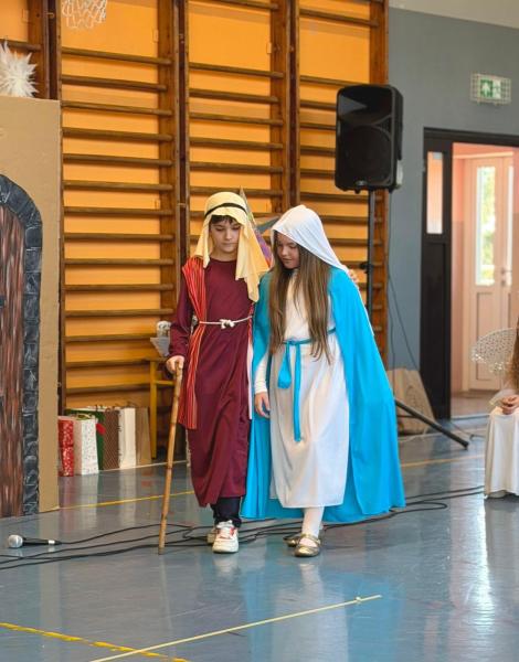 Jasełka w wykonaniu uczniów Szkoły Podstawowej w Henrykowie – pełne radości i z mądrym przesłaniem