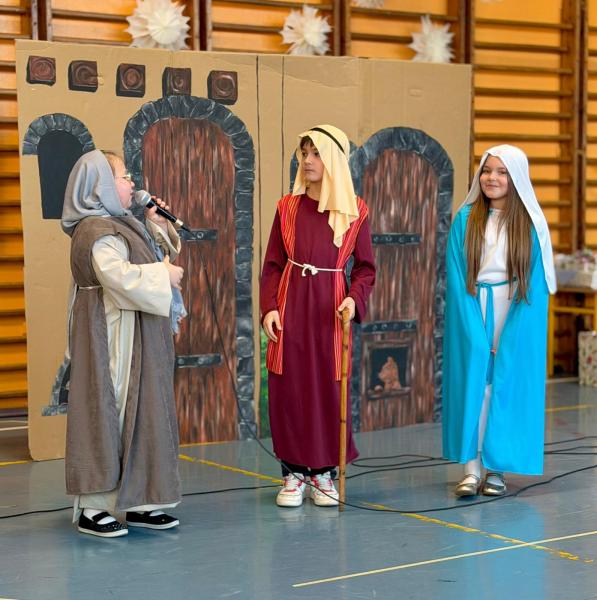 Jasełka w wykonaniu uczniów Szkoły Podstawowej w Henrykowie – pełne radości i z mądrym przesłaniem