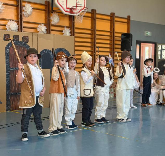 Jasełka w wykonaniu uczniów Szkoły Podstawowej w Henrykowie – pełne radości i z mądrym przesłaniem