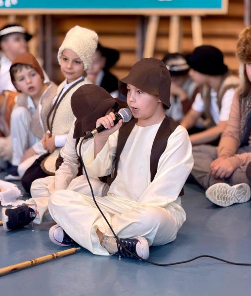 Jasełka w wykonaniu uczniów Szkoły Podstawowej w Henrykowie – pełne radości i z mądrym przesłaniem