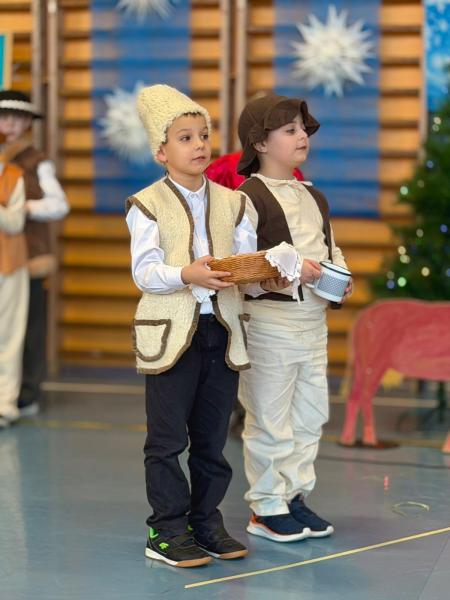 Jasełka w wykonaniu uczniów Szkoły Podstawowej w Henrykowie – pełne radości i z mądrym przesłaniem