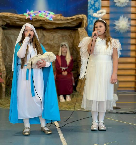 Jasełka w wykonaniu uczniów Szkoły Podstawowej w Henrykowie – pełne radości i z mądrym przesłaniem