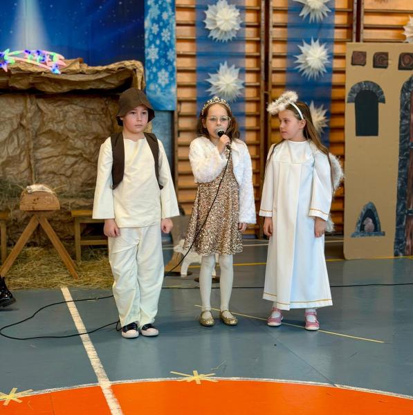 Jasełka w wykonaniu uczniów Szkoły Podstawowej w Henrykowie – pełne radości i z mądrym przesłaniem