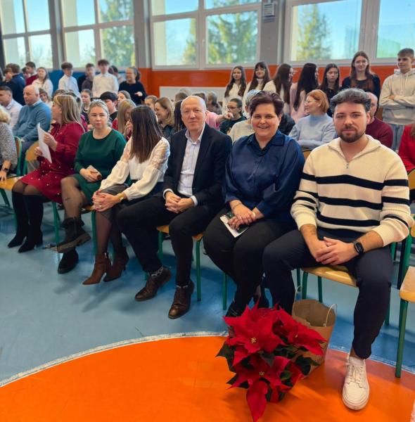 Jasełka w wykonaniu uczniów Szkoły Podstawowej w Henrykowie – pełne radości i z mądrym przesłaniem