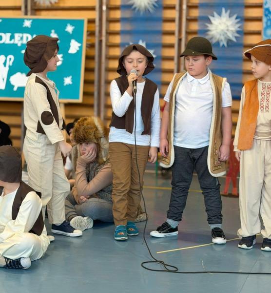 Jasełka w wykonaniu uczniów Szkoły Podstawowej w Henrykowie – pełne radości i z mądrym przesłaniem