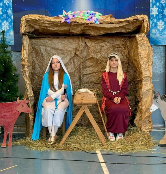 Jasełka w wykonaniu uczniów Szkoły Podstawowej w Henrykowie – pełne radości i z mądrym przesłaniem