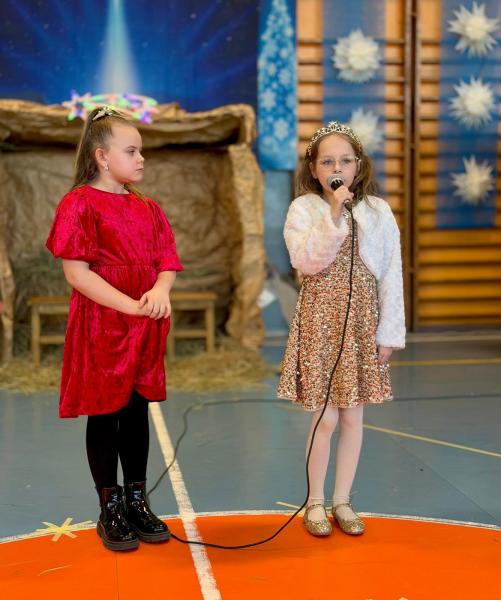 Jasełka w wykonaniu uczniów Szkoły Podstawowej w Henrykowie – pełne radości i z mądrym przesłaniem