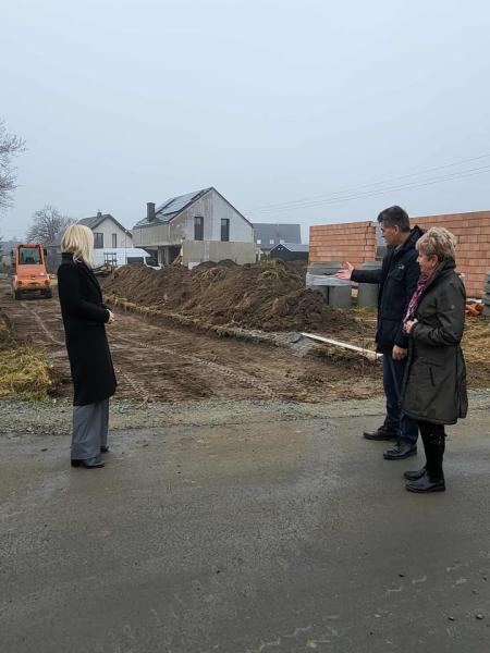 Postępują prace przy budowie ścieżki rowerowej Jaworek - Sieroszów