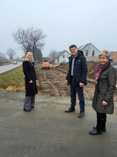 Postępują prace przy budowie ścieżki rowerowej Jaworek - Sieroszów