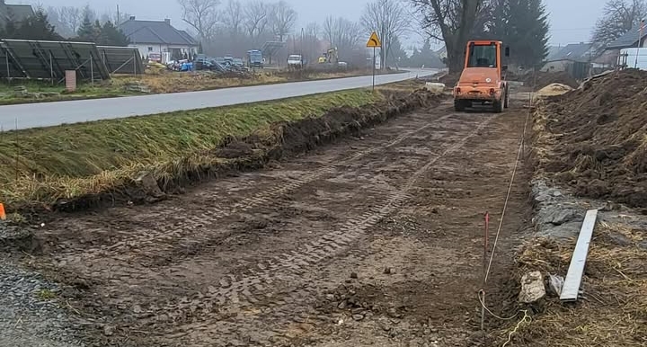 Postępują prace przy budowie ścieżki rowerowej Jaworek - Sieroszów