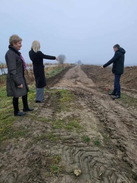 Postępują prace przy budowie ścieżki rowerowej Jaworek - Sieroszów