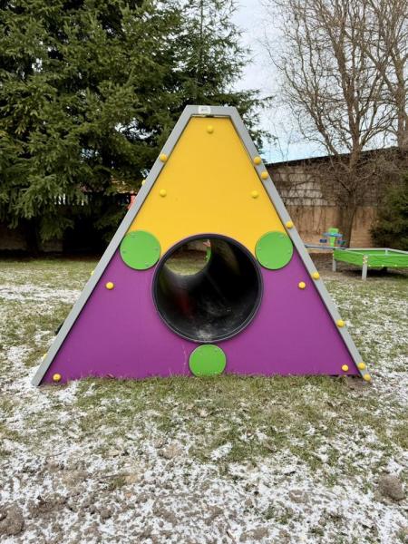 Plac zabaw przy Żłobku Miejskim w Ziębicach z nowym wyposażeniem za ponad 163 tys. zł