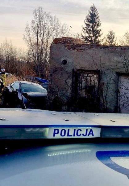 Wpadł w poślizg na łuku drogi i uderzył w budynek