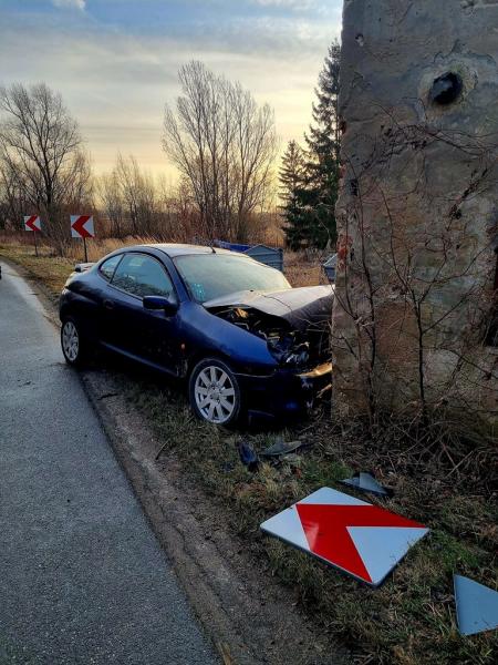 Wpadł w poślizg na łuku drogi i uderzył w budynek