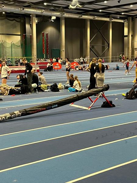 Sportowe emocje na arenie wojewódzkiej z udziałem lekkoatletów z Ziębic