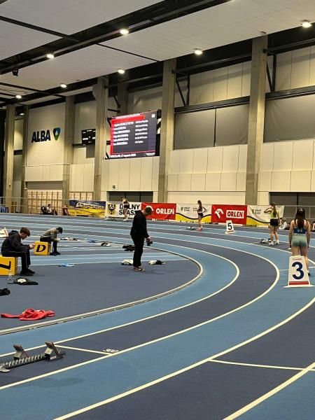 Sportowe emocje na arenie wojewódzkiej z udziałem lekkoatletów z Ziębic