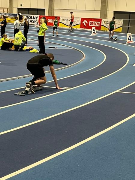 Sportowe emocje na arenie wojewódzkiej z udziałem lekkoatletów z Ziębic