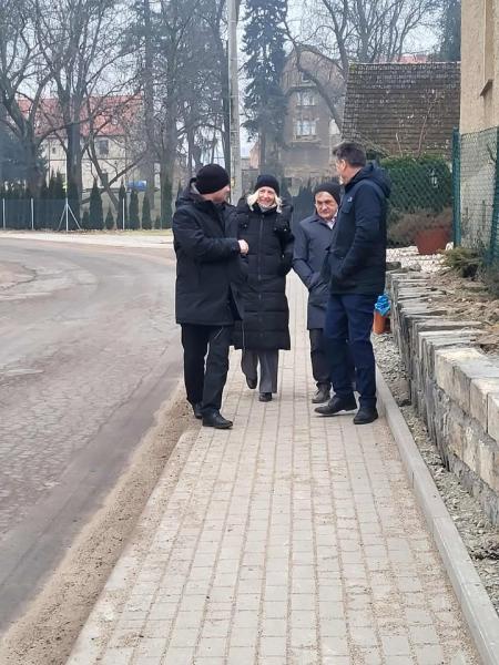 Powstały dwa nowe chodniki przy drogach powiatowych w gminie Ciepłowody