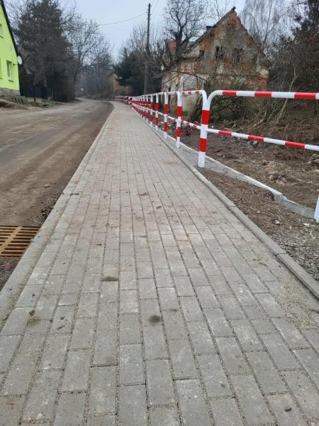 Powstały dwa nowe chodniki przy drogach powiatowych w gminie Ciepłowody
