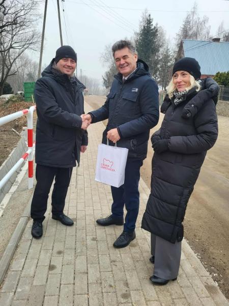 Powstały dwa nowe chodniki przy drogach powiatowych w gminie Ciepłowody